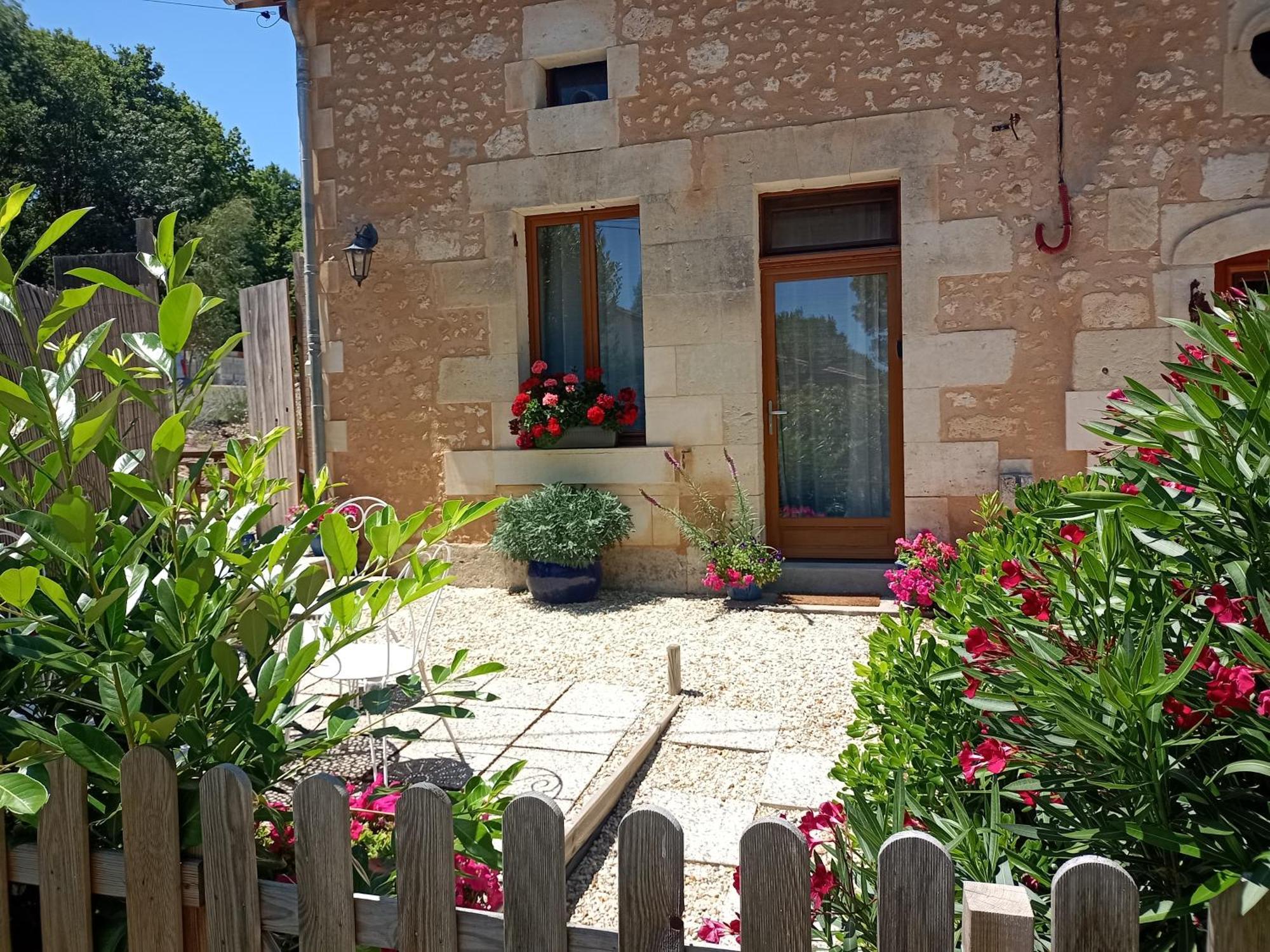 La Vieille Grange - Saint-Privat-Des-Pres Bed & Breakfast ภายนอก รูปภาพ